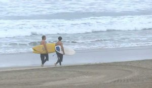 USA: des surfeurs se rendent sur une plage californienne malgré l'alerte au tsunami