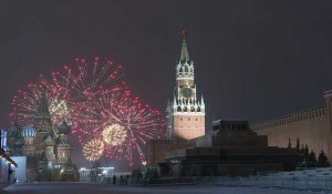 Moscou célèbre le nouvel an avec des feux d'artifice sur la Place Rouge