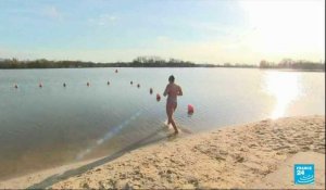 France : préparation pour les championnats de France de natation en eau glacée à la fin janvier