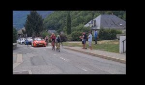Passage des coureurs à la 7e étape du Tour de l'Avenir 2022