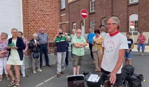 Bailleul : le nouveau curé de la paroisse arrive à vélo après un Tour de France