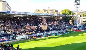 Le tifo des supporters de Charleroi en l'honneur de Dante Brogno