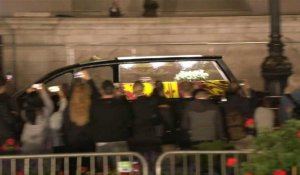 Le cercueil de la reine Elizabeth II arrive au palais de Buckingham