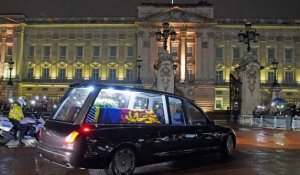 Le cercueil de la reine Elizabeth II est arrivé à Londres