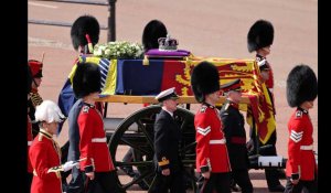 Elizabeth II : le peuple "fortement associé" au deuil de la reine