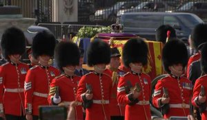 Le cercueil de la reine Elizabeth II quitte Buckingham Palace pour la dernière fois