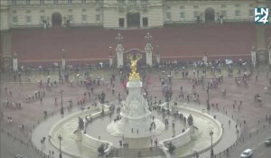 Elizabeth II: la foule se rassemble autour de Buckingham Palace