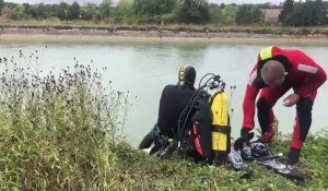 Plongeurs à la recherche d'un corps dans le canal du Nord