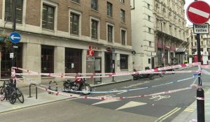 Images de la scène après l'attaque de deux policiers dans le quartier de Leicester square à Londres