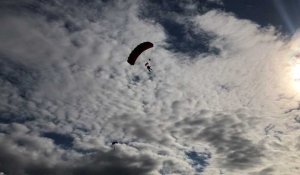 Bondues : quatre générations d'une famille sautent en parachute 
