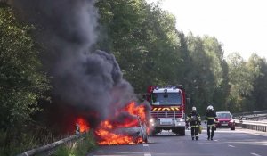 Véhicule en feu sur la 2*2 voies entre Valenciennes et Maubeuge, à hauteur de Houdain lez Bavay