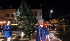 Le défilé des Pères la joie défilent pour la ducasse de Saint-Pol-sur-Ternoise