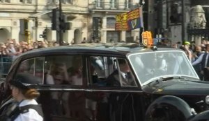 Charles III arrive au Parlement pour y recevoir les condoléances des présidents des deux chambres