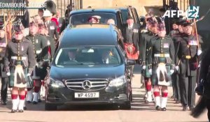 Charles III en tête de la procession accompagnant le cercueil d'Elizabeth II à Edimbourg