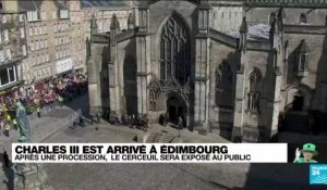 Mort d'Elizabeth II : une foule compacte devant le palais de Holyrood et la cathédrale Saint-Gilles à Edimbourg