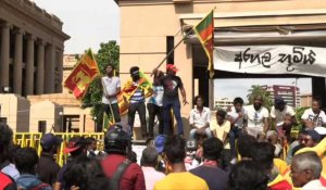 Des centaines de Sri-Lankais manifestent devant le bureau du président face à la crise économique