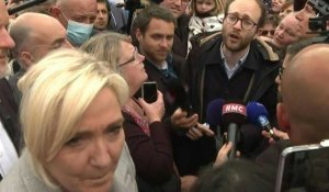 Présidentielle: Marine Le Pen est prise à partie par un militant En marche