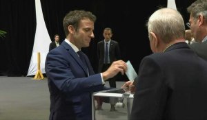 Présidentielle: Emmanuel Macron vote pour le second tour