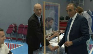 Présidentielle: Eric Zemmour vote à Paris pour le second tour de l'élection