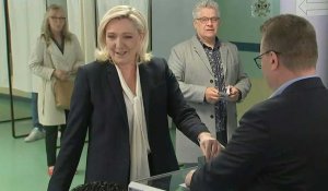 Présidentielle: Marine Le Pen vote pour le second tour