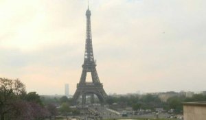 Paris: images de la Tour Eiffel au lendemain de la réélection d'Emmanuel Macron