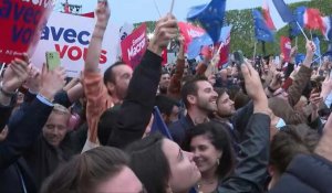 Présidentielle: images de l'ambiance chez les partisans d'Emmanuel Macron à l'annonce des résultats