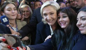 Présidentielle: Marine Le Pen prend un bain de foule avec ses militants après son discours