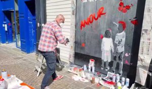Charleville-Mézières : l'artiste L8zon crée une œuvre sur la devanture d'un commerce vacant