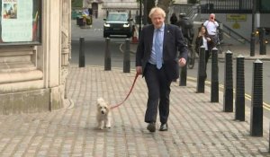 Elections locales au Royaume-Uni: le Premier ministre Johnson arrive au bureau de vote