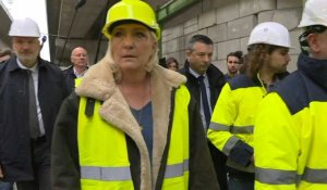 Présidentielle: Marine Le Pen visite une centrale à béton