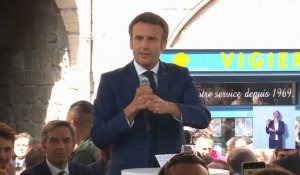 Présidentielle: "La France est un bloc dans son histoire", dit Macron en campagne à Figeac
