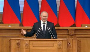 Ukraine: Poutine promet une riposte "rapide" en cas d'intervention extérieure