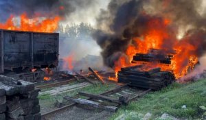 Un wagon en feu après un bombardement à Lyman en Ukraine