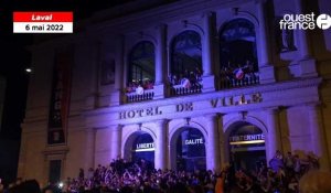 VIDÉO. Les joueurs du Stade lavallois accueillis en héros devant l’hôtel de ville 