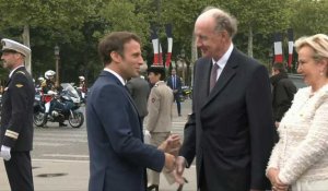 Cérémonie du 8 mai : Emmanuel Macron salue le petit-fils de Charles de Gaulle