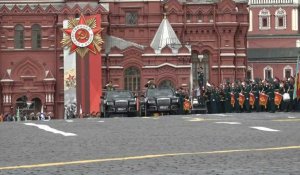 Le ministre russe de la Défense salue les troupes lors du défilé militaire à Moscou