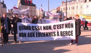 Dans la Sarthe, rassemblement anti-éoliennes devant la préfecture du Mans