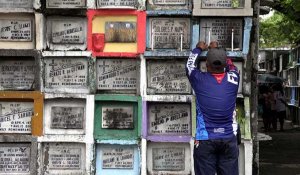 Les Philippins affluent dans les cimetières avant une Toussaint sans cérémonies