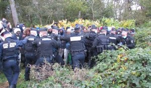 Calais : l'évacuation d'un campement empêchée par les associations et migrants
