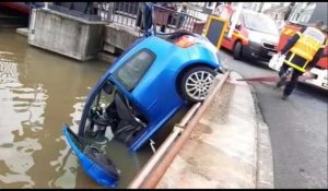Calais: une voiture tombe dans le canal