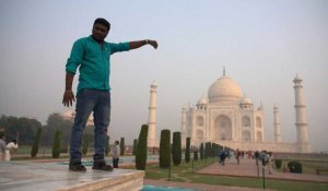 Inde: les visiteurs affluent au Taj Mahal malgré l'épisode de pollution