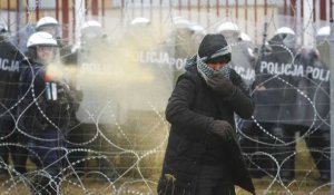 Tirs de gaz lacrymogènes contre des migrants à la frontière bélarusse, la Russie s'insurge