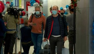 Des passagers internationaux arrivent à New York après la fin des restrictions pour les vaccinés