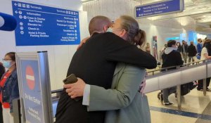 Etats-Unis: Pour les expats, l'émotion de retrouver leurs proches après la réouverture des frontières