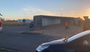 Un camion renverse sa cargaison de blé à l’entrée de Louvroil