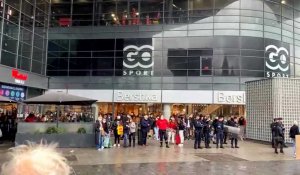 Lille : manifestation des anti pass devant Euralile (2)
