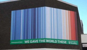 Des rayures illustrant 170 ans de changement climatique envahissent la COP26
