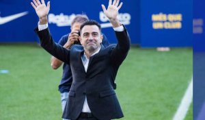 Xavi, nouvel entraîneur du FC Barcelone, présenté en grande pompe devant les supporters