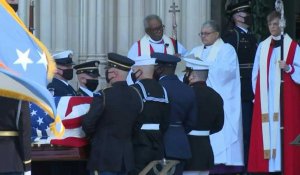 Le cercueil de Colin Powell arrive à la Cathédrale de Washington pour ses funérailles