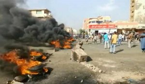 KHARTOUM: des Soudanais protestant contre les arrestations brûlent des pneus et bloquent les routes